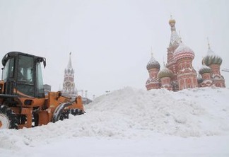 epaselect epa06496489 A view of the Red Square covered with snow during heavy snowfall in Moscow, Russia, 04 February 2018. Long lasting snowfall has been predicted in Moscow.  EPA/MAXIM SHIPENKOV
