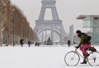 Paris está sob uma grossa camada de neve
