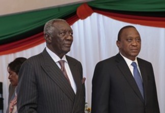 Ex-presidente de Gana, John Kufor, e o presidente do Quênia, Uhuru Kenyatta. Foto: Cortesia