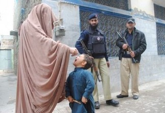 Famílias e trabalhadores da saúde desafiam a proibição do Talibã de imunizar seus filhos contra a poliomielite. Foto: Ashfaq Yusufzai/IPS