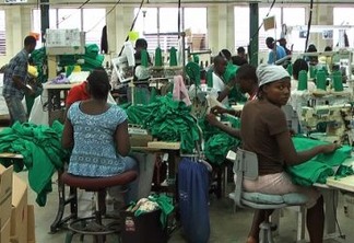 Trabalhadores confeccionam camisetas para a transnacional Hanes, em uma fábrica da zona franca de Codevi, em Ouanaminthe, no Haiti. Foto: Jude Stanley Roy/IPS