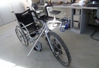 Estudantes transformam cadeira de rodas em triciclo