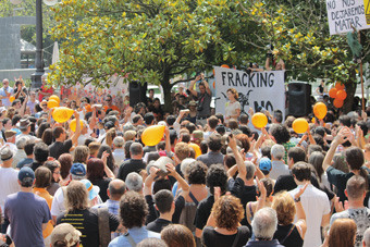 Centenas de manifestantes se concentraram para protestar contra a fratura hidráulica, em Santander, a capital da comunidade de Cantábria, no norte da Espanha. Foto: Assembleia Contra o Fracking de Cantábria