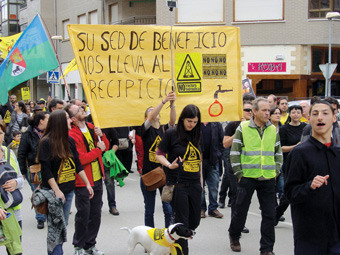 Centenas de manifestantes se concentraram para protestar contra a fratura hidráulica, em Santander, a capital da comunidade de Cantábria, no norte da Espanha. Foto: Assembleia Contra o Fracking de Cantábria