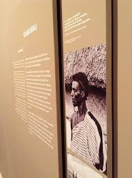 Artistas africanos revelados em uma mostra no museu Quai Branly, em Paris, em abril de 2015. A foto de Kuakudili, da Costa do Marfim, dá um rosto a quem esculpiu máscaras para bailarinos e para seu próprio povo, um estilo que inspirou cubistas ocidentais. Foto: A. D. McKenzie/IPS