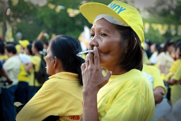 Uma mulher fuma um cigarro da marca Fortune em um ato de campanha do presidente das Filipinas, Benigno Aquino, um fumante que não tem a intenção de largar o vício, segundo afirmou. Seu país ocupa o segundo lugar em quantidade de fumantes no sudeste asiático. Foto: Kara Santos/IPS