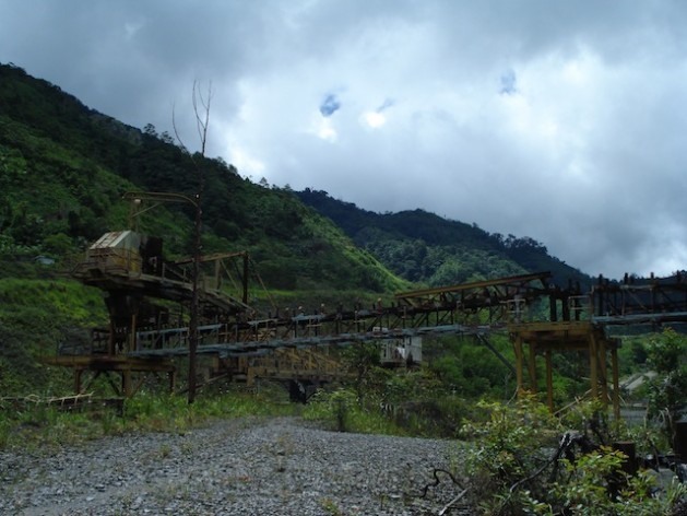 Restos de máquinas e infraestrutura se encontram junto à mina Panguna, nas montanhas do centro de Bougainville, em Papua-Nova Guiné. Foto: Catherine Wilson/IPS 