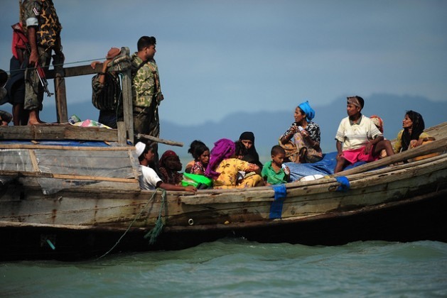 Refugiados rohingyas da Birmânia tentam convencer guardas da patrulha de fronteira de Bangladesh que os deixem passar, em 2012. Foto: Anurup titu/IPS