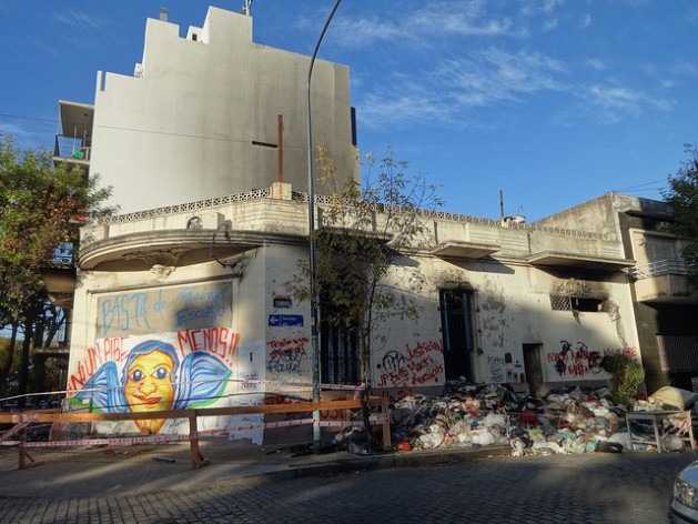 Fábrica têxtil clandestina no bairro de flores, na capital da Argentina, após sofrer dois incêndios, o primeiro em 27 de abril no qual morreram dois irmãos bolivianos de 7 e 10 anos, e o segundo, dia 7 de maio, que destruiu todo seu interior, aparentemente provocado para eliminar provas sobre a atividade ilegal no local. Foto: Fabiana Frayssinet/IPS