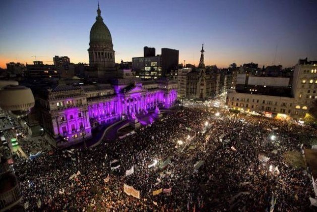 Manifestantes lotaram a praça diante do Congresso da Argentina, em Buenos Aires, para pedir o fim das mortes de mulheres no país. Foto: Cortesia de Ni Una Menos