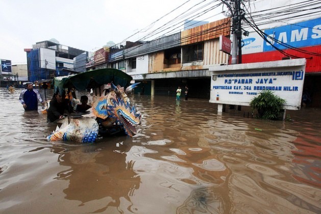 Fortes inundações afetaram Jacarta, na Indonésia. Foto: Bigstock