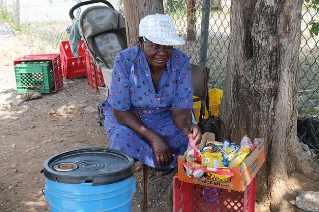 Os doces e as bolachas, o gelo e as poucas bebidas vendidas por Elise Young, de 70 anos, não bastam para pagar sua conta mensal de eletricidade, de US$ 18, e também comprar comida. Foto: Zadie Neufville/IPS