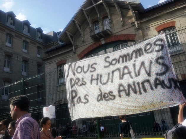 “Somos seres humanos, não animais”, diz o cartaz de migrantes que protestam por sua situação na França. Foto: Anistia Internacional França