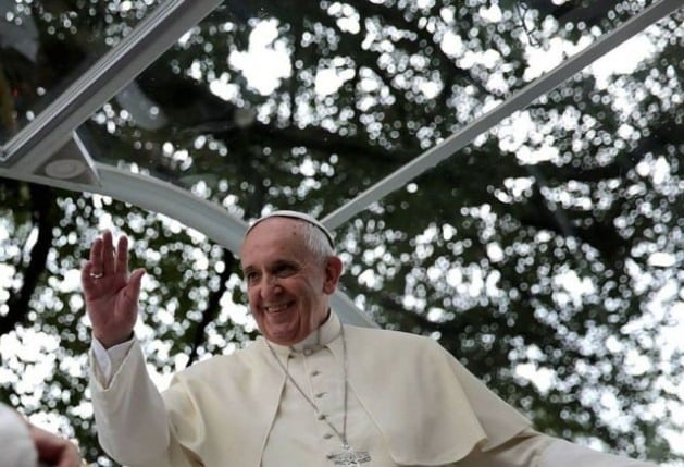 O papa Francisco a bordo do papamóvel em sua visita às Filipinas, em 16 de janeiro de 2015. Foto: Escritório de Fotografia de Malacañang