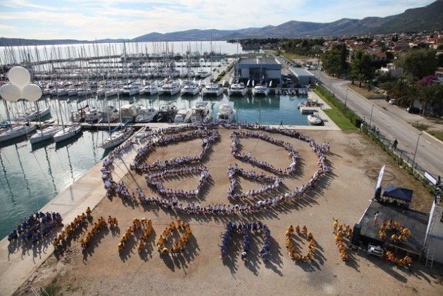 O símbolo da paz formado por ativistas na Croácia. Foto: Teophil/cc by 3.0