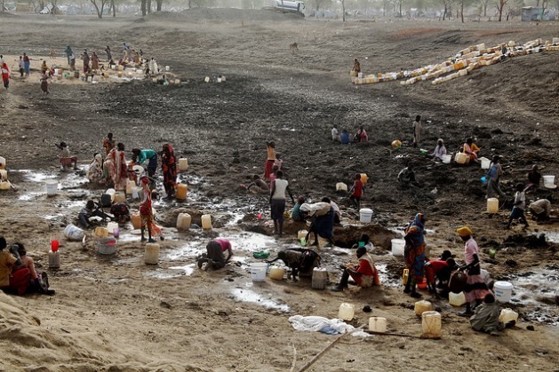 Refugiados cavam em busca de água em um poço seco no acampamento de Jamam, no Sudão do Sul. As organizações humanitárias indicam que há 7,8 milhões de pessoas passando fome ou correndo esse risco. Foto: Jared Ferrie/IPS