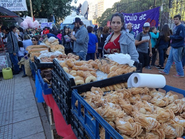 Uma jovem vendedora ambulante de típico doce argentino, em um mercado de rua montado nas imediações da Praça dos Dois Congressos, em Buenos Aires. Foto: Fabiana Frayssinet/IPS