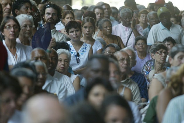 A maioria das cubanas não tem acesso à internet, como ocorre com este grupo em Havana Velha, que assiste à apresentação de um livro sobre temas de gênero. Chegar a elas é parte dos desafios pendentes para as ciberativistas que usam a blogosfera e as redes sociais como espaços de denúncia e discussão sobre os direitos das mulheres. Foto: Jorge Luis Baños/IPS