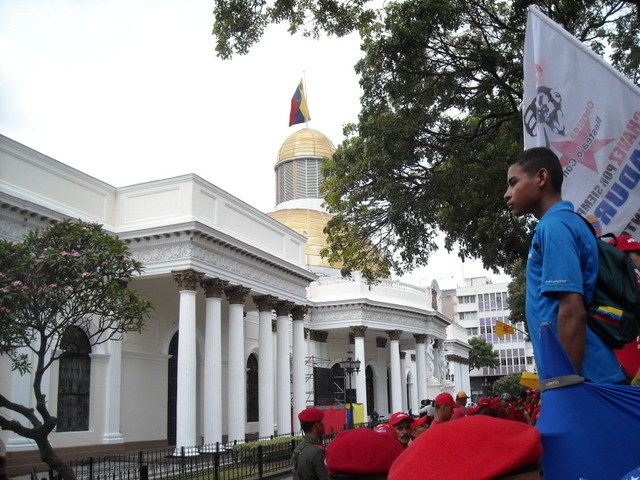 Simpatizantes do governante Partido Socialista Unido da Venezuela, diante da sede da Assembleia Nacional legislativa, no centro histórico de Caracas. Foto: Cortesia de Raúl Límaco