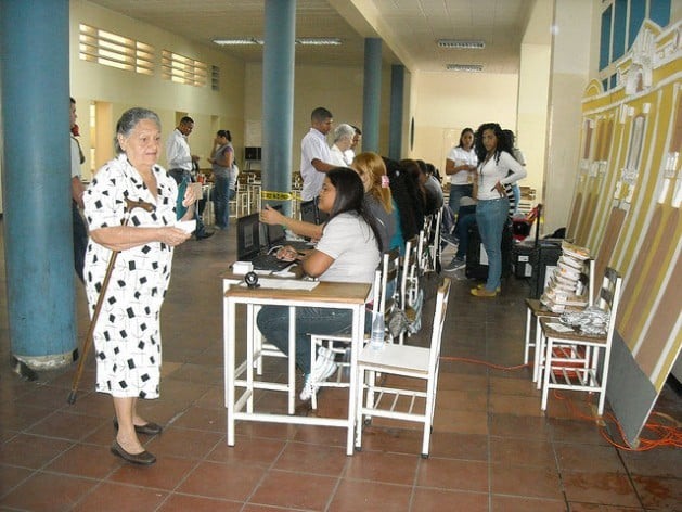 Uma mulher se prepara para votar em uma zona eleitoral de Caracas cuja composição era majoritariamente feminina, durante as últimas eleições presidenciais no país, em 14 de abril de 2013. Foto: Raúl Límaco/IPS