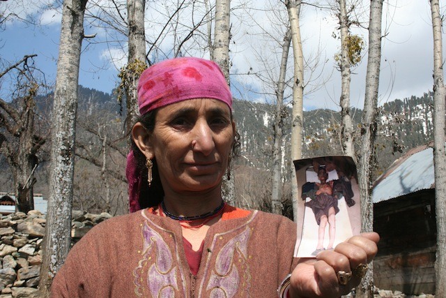 Mulher segura fotografia de seu filho, ferido no conflito com o Estado indiano de Jammu e Caxemira, onde as mulheres suportam a pior parte dos combates. Algumas, inclusive, foram violadas por soldados das Forças Armadas. Foto: Athar Parvaiz/IPS