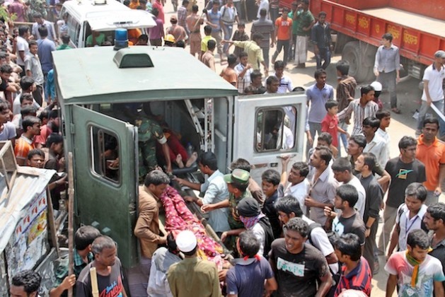 O desmoronamento do Rana Plaza, no dia 24 de abril de 2013, causou a morte de mais de 1.100 operários têxteis e deixou mais de 2.500 feridos. Foto: Obaidul Arif/IPS