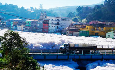 O problema da poluição do Rio Tietê em Pirapora do Bom Jesus se arrasta há mais de 30 anos, no inverno a situação se agrava. Foto: Divulgação/Prefeitura de Pirapora do Bom Jesus/Rafael Pacheco