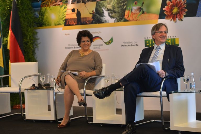 19/08/2015- Brasília- DF, Brasil- Ministra de Meio Ambiente, Izabela Teixeira, e o embaixador da Alemanha no Brasil, Dirk Brengelmann, durante assinatura de acordos de cooperação no setor ambiental entre o Brasil e a Alemanha. Foto: Elza Fiúza/ Agência Brasil