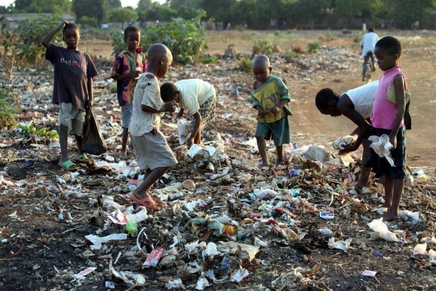 As crianças da África continuam sendo as principais vítimas da miséria no continente. Foto: Jeffrey Moyo/IPS