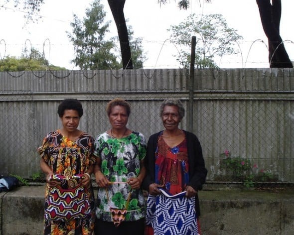 Um número significativo de mulheres, como as integrantes do Grupo de Artesãs do Monte Hagen, na região das terras altas de Papua-Nova Guiné, sofrem as consequências do HIV/aids, como viuvez e dificuldades econômicas, entre outras. Foto: Catherine Wilson/IPS