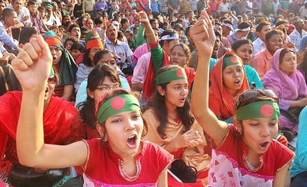 Jovens mulheres bengali levantam seus punhos em um protesto realizado em Shahbagh. Foto: Kajal Hazra/IPS