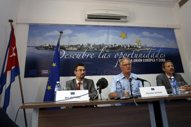 O chefe da delegação da União Europeia, Christian Leffler (centro), informa sobre os resultados da quinta rodada de negociações com Cuba, realizada no dia 10 deste mês, em Havana, objetivando alcançar um Acordo de Diálogo Político e Cooperação entre as duas partes. Foto: Jorge Luis Baños/IPS