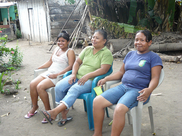 Maria del Rosario Gutiérrez (centro), acompanhada de sua filha María e de outra integrante da Associação de Mulheres Recicladoras de Altagracia, Francis Socorro Hernández, descansam após uma jornada recolhendo e processando resíduos na ilha de Ometepe, na Nicarágua. Foto: José Adán Silva/IPS