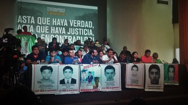 Pais e familiares dos 43 estudantes desaparecidos em Ayotzinapa, durante o encontro com jornalistas na Cidade do México, no dia 6 deste mês, pouco depois que os cinco integrantes do Grupo Interdisciplinar de Especialistas Independentes divulgar suas primeiras conclusões sobre as graves falhas na investigação do caso. Foto: Daniela Pastrana/IPS