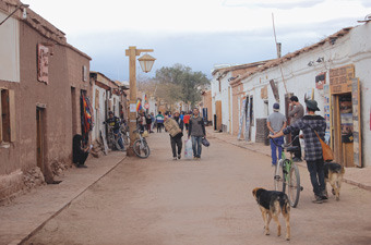 O povoado de San Pedro de Atacama é o principal destino turístico do Chile, no altiplano do país, na região de Antofagasta. Recebe mais de um milhão de turistas por ano, enquanto seus habitantes lutam para convertê-lo em um município sustentável. Foto: Marianela Jarroud/IPS 