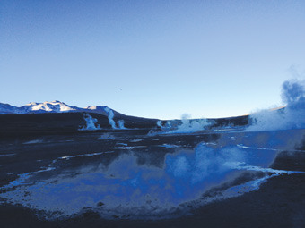 Amanhecer nos gêiseres de El Tatio, na região chilena de Antofagasta, norte do país, que tem anualmente cerca de cem mil visitas e são administrados por duas comunidades indígenas, que foram beneficiadas com sua concessão gratuita por 30 anos. Foto: Marianela Jarroud/IPS 