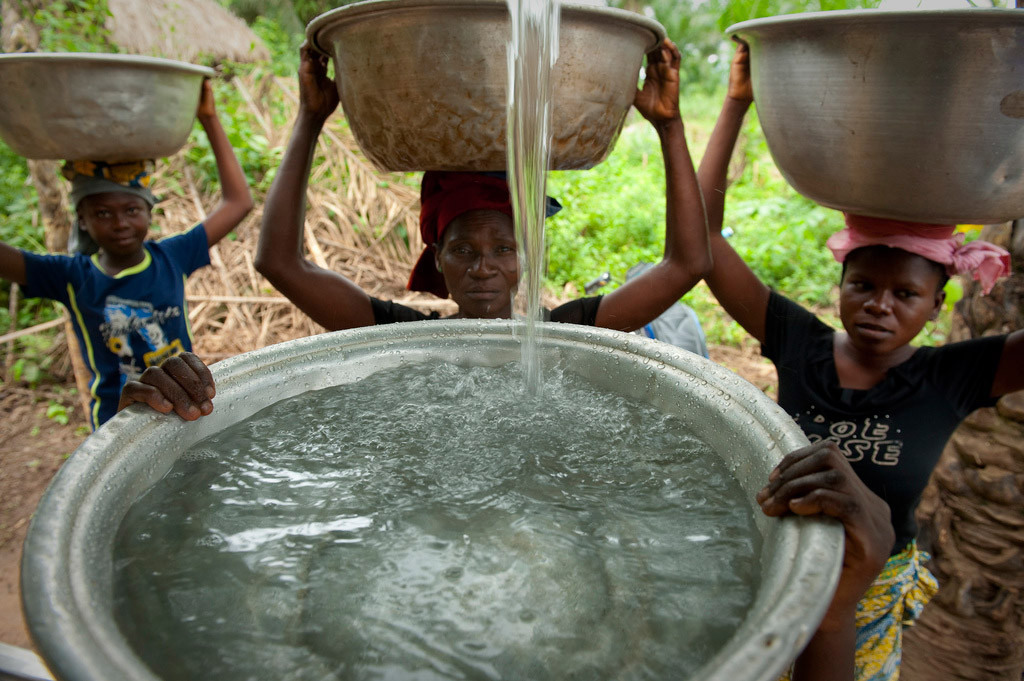 Moradores da vila Woukpokpoe, no Benin, buscam água potável. Foto: Banco Mundial/Arne Hoel