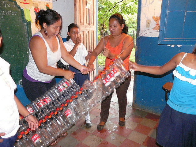 Estudantes e mães de um colégio do município de Altagracia preparam garrafas plásticas para produção de cestos de lixo. É uma das inumeráveis iniciativas de reciclagem surgidas na ilha de Ometepe, na Nicarágua, pelo exemplo do grupo de mulheres dedicadas a recolher e processar resíduos. Foto: Karin Paladino/IPS