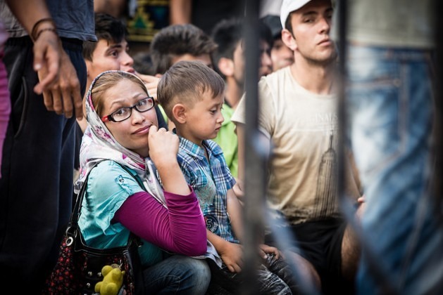 Imigrantes esperam para ser registrados na ilha de Kos, a poucos quilômetros da costa turca. Agora, desde que foi instalado um centro de registro em um navio atracado na ilha, o processo é mais fácil para os sírios. Para outros, como esta mulher e seu filho, a espera continua. Mais de 160 mil imigrantes chegaram à Grécia este ano, quase quatro vezes mais do que em 2014. Foto: Stephen Ryan/FICR