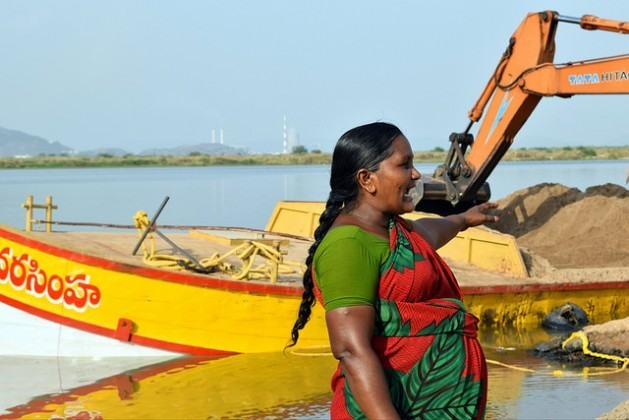 As mineradoras se reúnem ao amanhecer nas minas distribuídas nas margens dos rios do Estado de Andhra Pradesh para supervisionar a extração e o carregamento de areia. Foto: Stella Paul/IPS