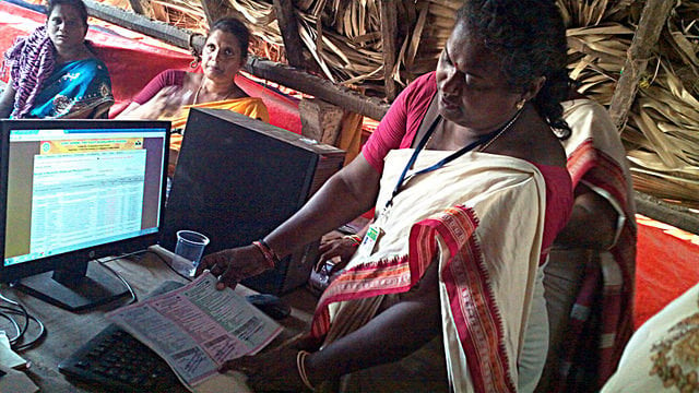 Camponesas que administram a extração de areia no Estado de Andhra Pradesh, na Índia, aprendem a usar computadores. Foto: Stella Paul/IPS