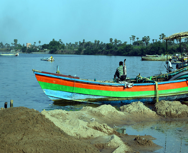 Estas barcas, que extraem areia de forma ilegal no populoso Estado de Andhra Pradesh, na Índia, se tornaram raridade depois que vários grupos de mulheres assumiram a gestão da atividade, em 2014. Foto: Stella Paul/IPS