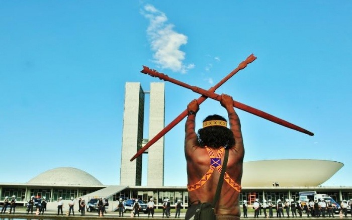 Indígenas manifestam-se em frente ao Congresso durante o Acampamento Terra Livre em 2015. Foto: Mobilização Nacional Indígena