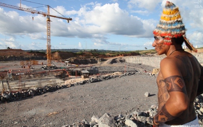 Adalton Jair Munduruku observa o canteiro de obras paralisado da casa de força principal de Belo Monte. Foto: Letícia Leite - ISA