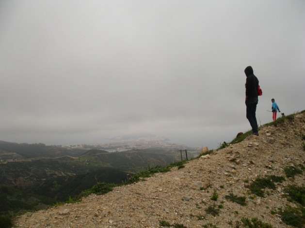 Migrantes no Marrocos olham para o enclave espanhol de Ceuta, no norte da África. Foto: Andrea Pettrachin/IPS