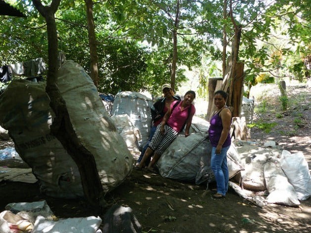 Moradoras da comunidade de Balgüe, no município de Altagracia, participam da coleta e classificação de resíduos doados à Associação de Mulheres Recicladoras de Altagracia, na ilha de Ometepe, na Nicarágua. Foto: Karin Paladino/IPS