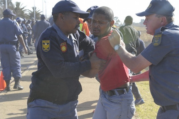 A ação policial diante dos protestos populares é cada vez mais questionada na África do Sul. Foto Thapelo Lekgowa/IPS