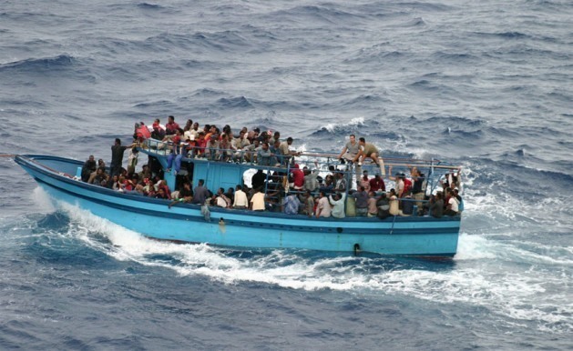 Barco que transporta solicitantes de asilo e migrantes no Mar Mediterrâneo. Foto: L. Boldrini/Acnur