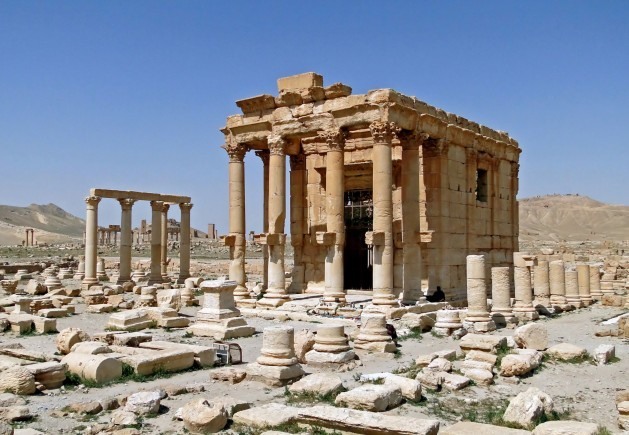 A destruição do templo Baal Shamin, de dois mil anos, em Palmira, na Síria, é mais um exemplo de como o grupo armado autodenominado Estado Islâmico (EI) utiliza as armas convencionais para se impor. Foto: Bernard Gagnon/CC BY-SA 3.0