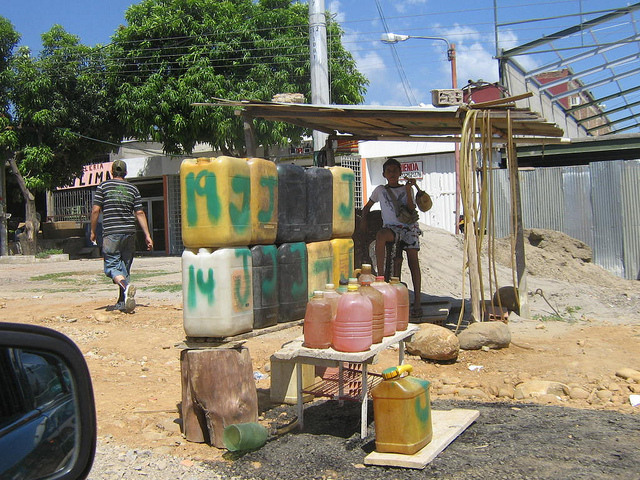 Venda informal de gasolina venezuelana no lado colombiano, na movimentada fronteira binacional. O grande contrabando do combustível acontece, e é comercializado, de maneiras muito diferentes, por redes ilegais dos dois países. Foto: Humberto Márquez/IPS 